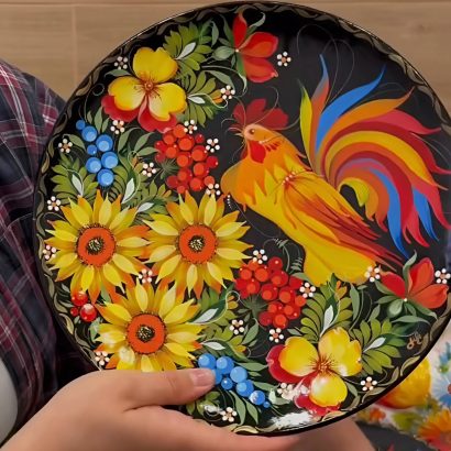 Керамічна тарілка панно петриківський розпис півник