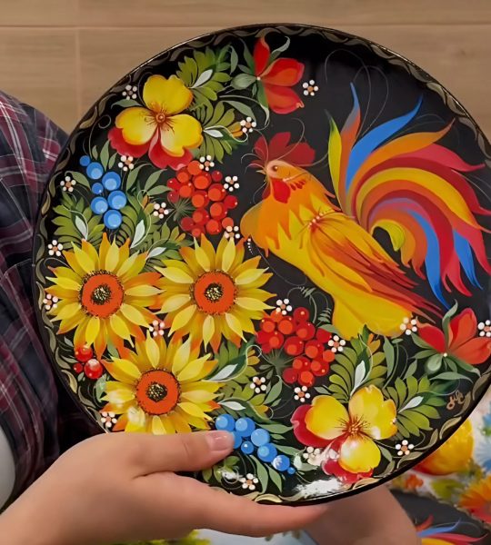 Керамічна тарілка панно петриківський розпис півник