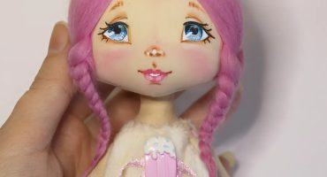 Різдвяна міні іграшка у вигляді дівчинки зайки в плюшевому костюмчику з морозивом та квітковими вушками - чудо ручної роботи для великої радості