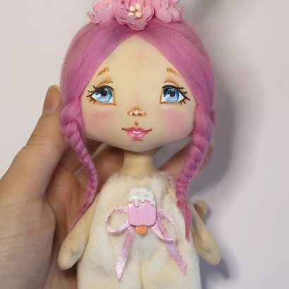 Міні лялька зайка у рожевому плюшевому комбінезоні