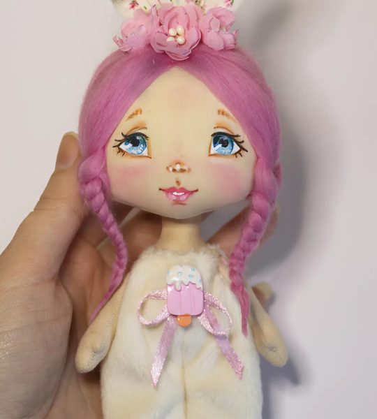 Міні лялька зайка у рожевому плюшевому комбінезоні