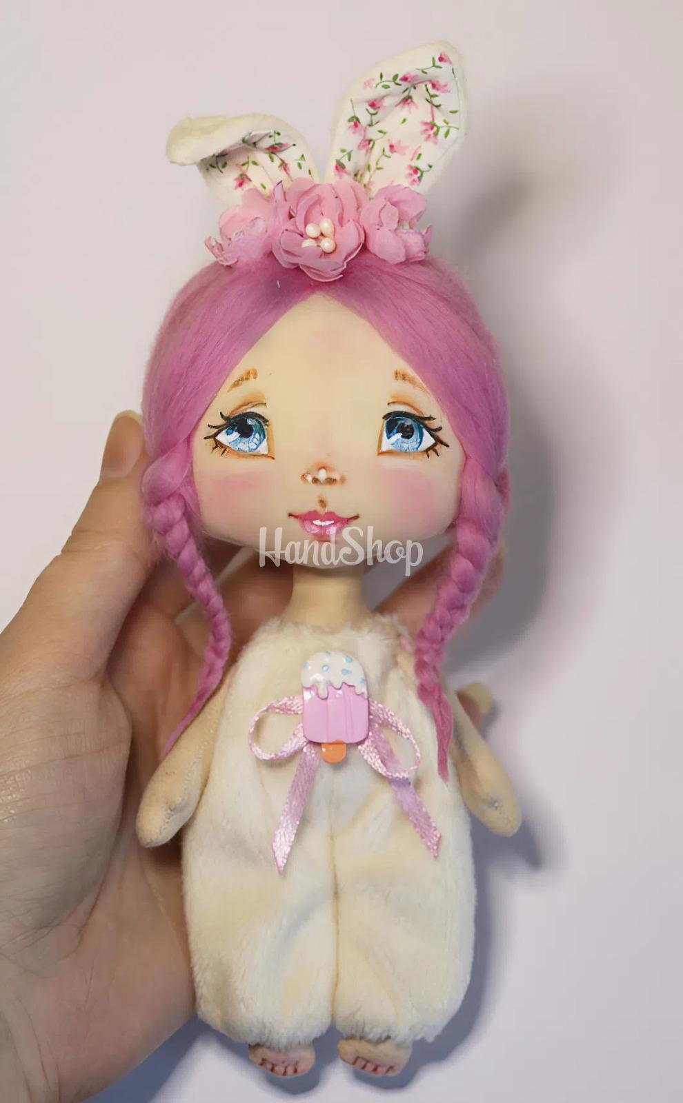 Міні лялька зайка у рожевому плюшевому комбінезоні Міні лялька зайка у рожевому плюшевому комбінезоні