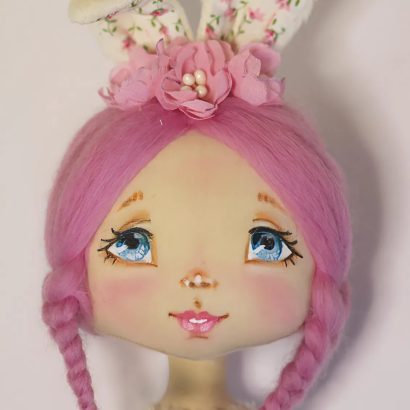 Міні лялька зайка у рожевому плюшевому комбінезоні