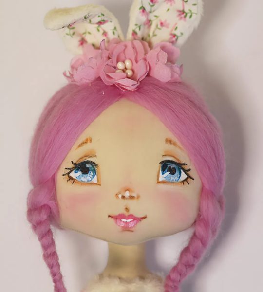 Міні лялька зайка у рожевому плюшевому комбінезоні