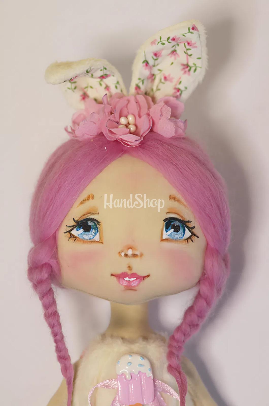 Міні лялька зайка у рожевому плюшевому комбінезоні Міні лялька зайка у рожевому плюшевому комбінезоні