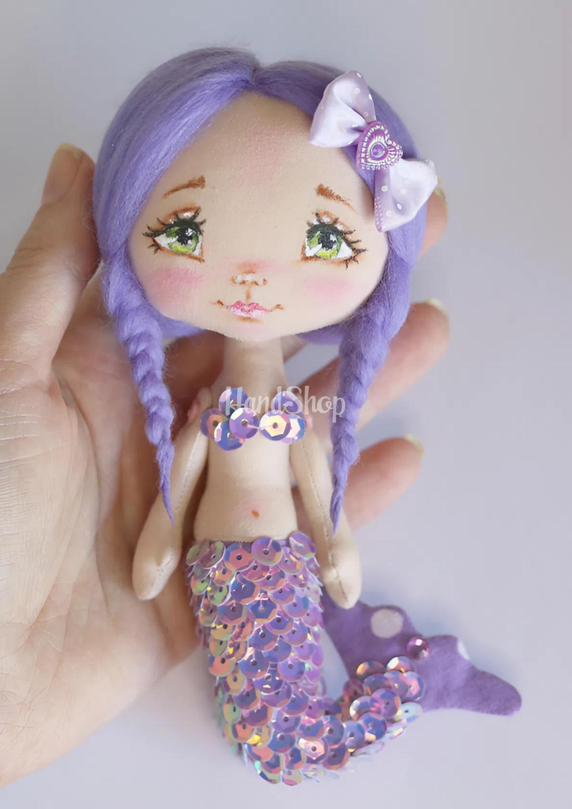 Сувенірна лялька міні русалонька з фіолетовим волоссям Сувенірна лялька міні русалонька з фіолетовим волоссям