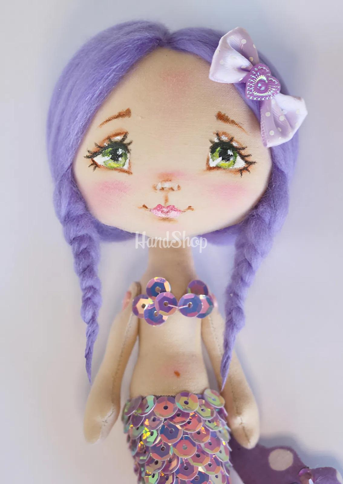 Сувенірна лялька міні русалонька з фіолетовим волоссям Сувенірна лялька міні русалонька з фіолетовим волоссям