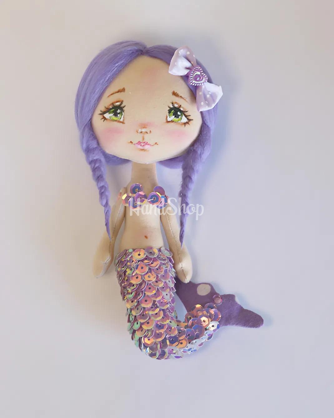 Сувенірна лялька міні русалонька з фіолетовим волоссям Сувенірна лялька міні русалонька з фіолетовим волоссям