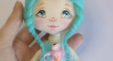 Лялька-зайка з бірюзовими косичками в плюшевому комбінезоні ручної роботи: ідеальний подарунок до Нового 2026 року