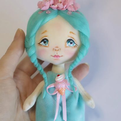 Лялька зайка з бірюзовим волоссям у плюш комбінезоні