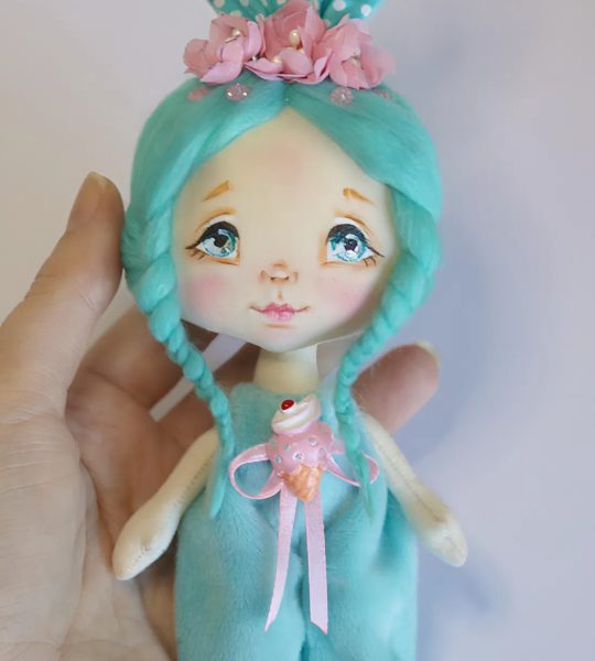 Лялька зайка з бірюзовим волоссям у плюш комбінезоні