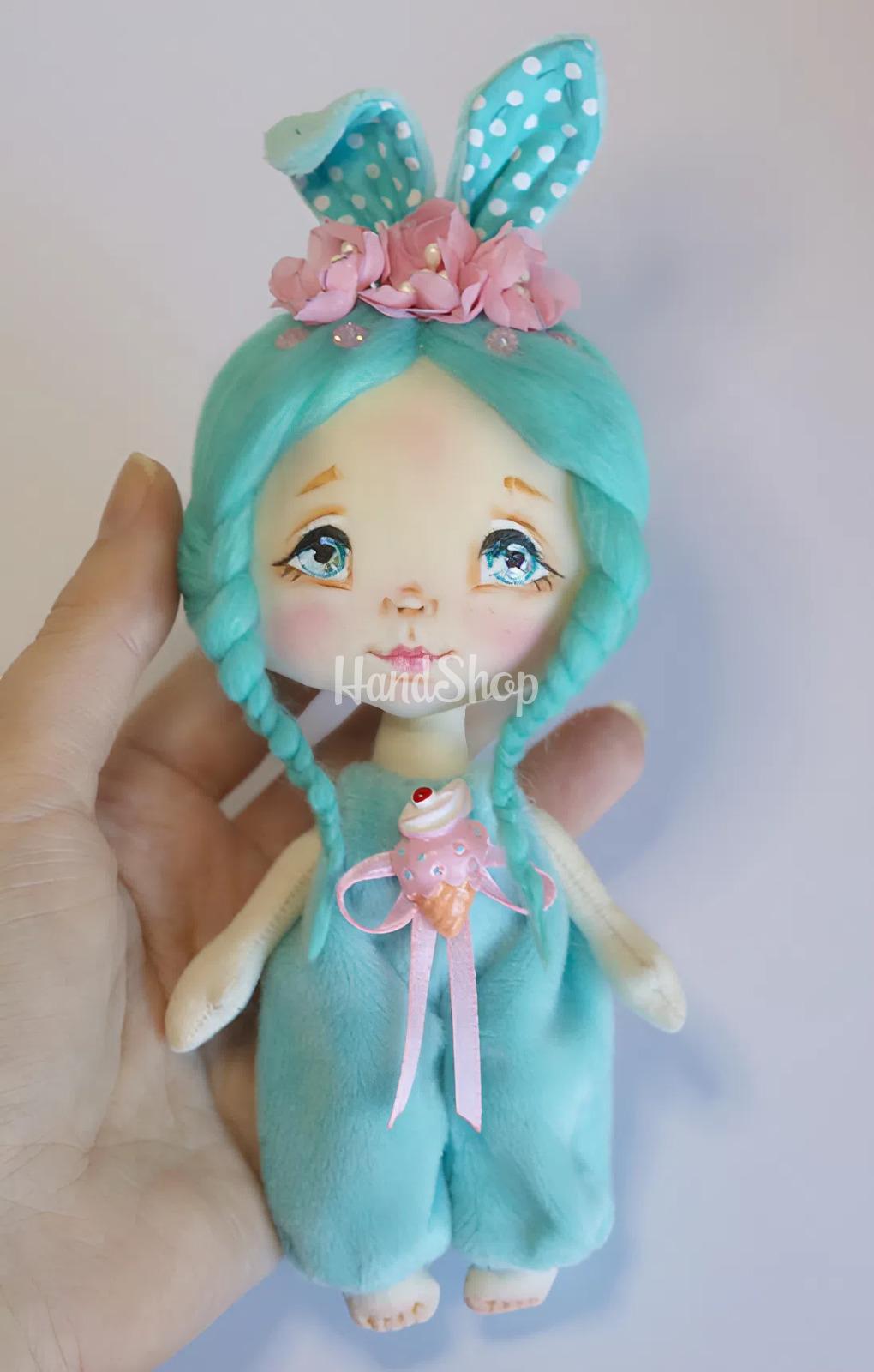 Лялька зайка з бірюзовим волоссям у плюш комбінезоні Лялька зайка з бірюзовим волоссям у плюш комбінезоні