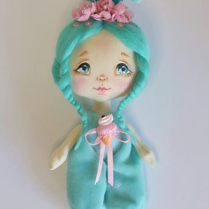 Лялька зайка з бірюзовим волоссям у плюш комбінезоні