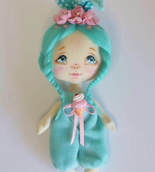 Лялька зайка з бірюзовим волоссям у плюш комбінезоні