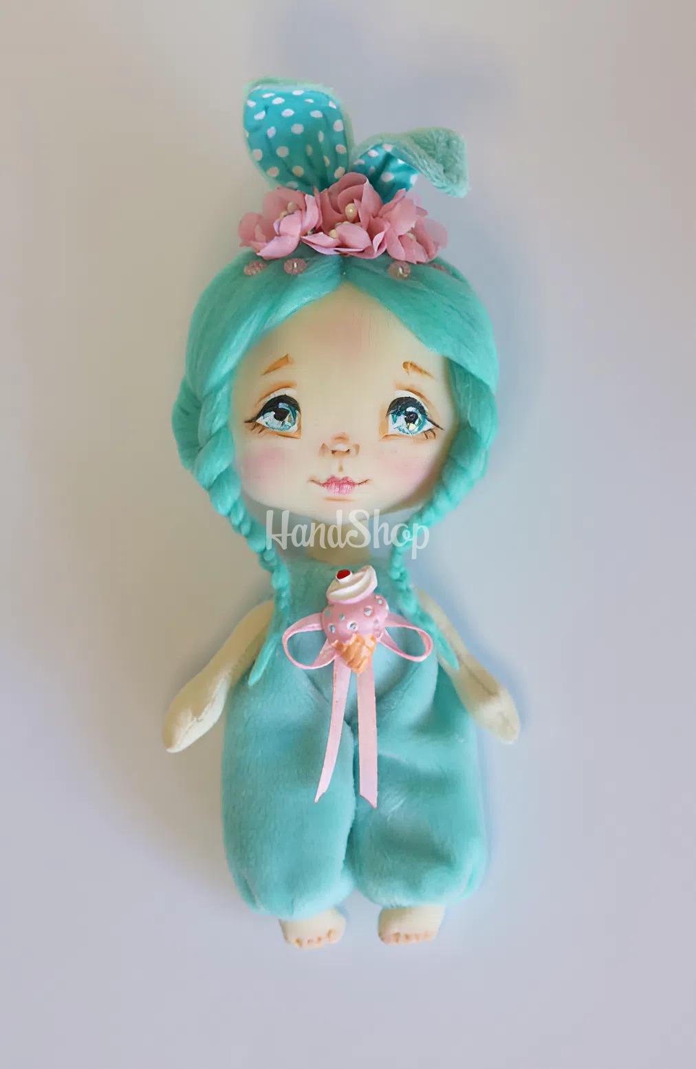 Лялька зайка з бірюзовим волоссям у плюш комбінезоні Лялька зайка з бірюзовим волоссям у плюш комбінезоні