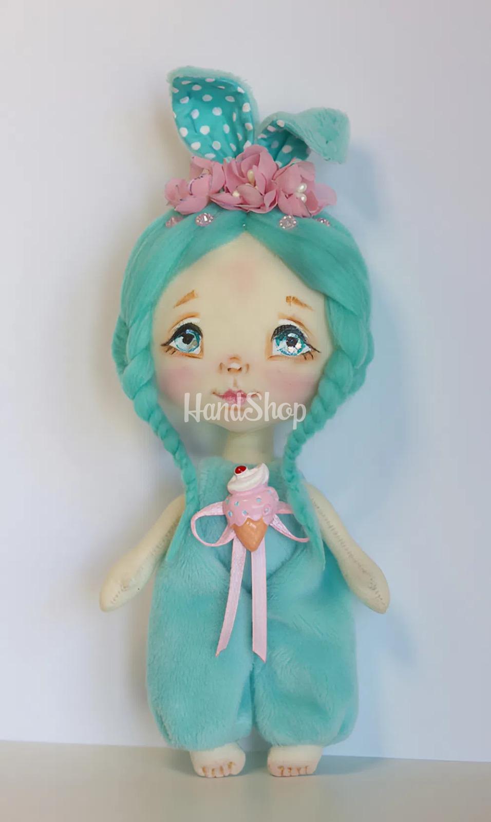 Лялька зайка з бірюзовим волоссям у плюш комбінезоні Лялька зайка з бірюзовим волоссям у плюш комбінезоні