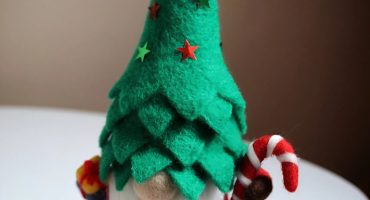 Чарівний новорічний гном оберіг ялинка з мериносової вовни - ідеальний подарунок до зимових свят 2026 Чарівний новорічний гном оберіг ялинка з мериносової вовни - ідеальний подарунок до зимових свят 2026