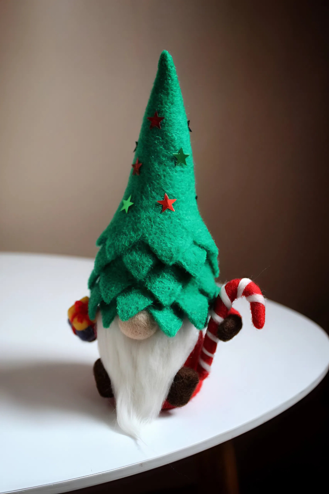 Чарівний новорічний гном оберіг ялинка з мериносової вовни - ідеальний подарунок до зимових свят 2026