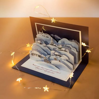 листівки 3d новий рік 2024 - листівка на Різдво Новий рік своїми руками 2026. Авторська листівка різдвяна ніч вертеп виготовлена з італійського дизайнерського картону 21 х 15 см. Усередині 3d святкової різдвяної новорічної листівки - об’ємні елементи зимової святкової ночі на хуторі - українські хатинки, місяць та святковий вертеп. Новорічні листівки зимові 2026 виконані у святковій біло-синій гамі з об’ємними елементами ручної роботи. Листівка з написом: «Шануймо минуле, творімо сьогодення, вірьмо у майбутнє. З Новим роком! З Різдвом Христовим!». Листівка з Новим роком 2026 порадує близьких! Новорічні листівки з новим роком 3d елементи - оригінальні подарунки 2026!