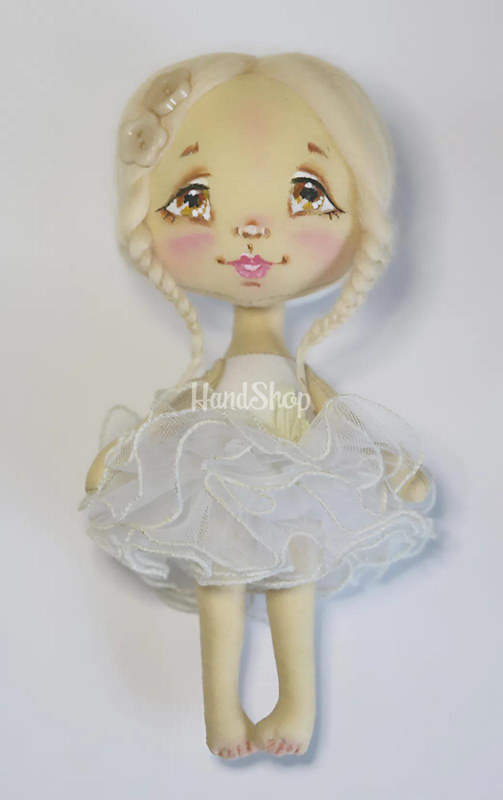 Новорічна текстильна лялька сувенірна у пишній сукні Новорічна текстильна лялька сувенірна у пишній сукні