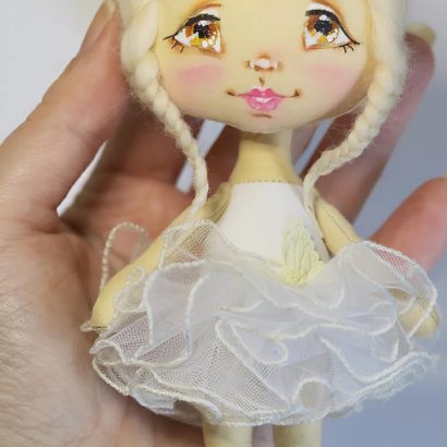 Новорічна текстильна лялька сувенірна у пишній сукні