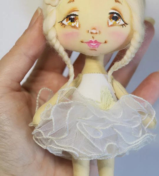 Новорічна текстильна лялька сувенірна у пишній сукні