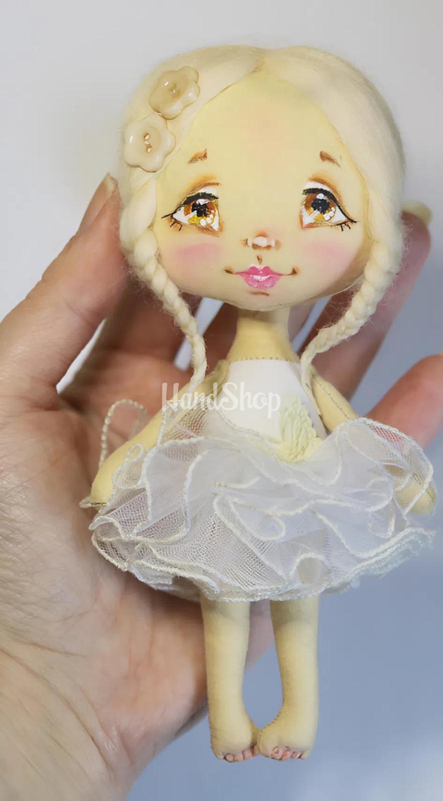 Новорічна текстильна лялька сувенірна у пишній сукні Новорічна текстильна лялька сувенірна у пишній сукні