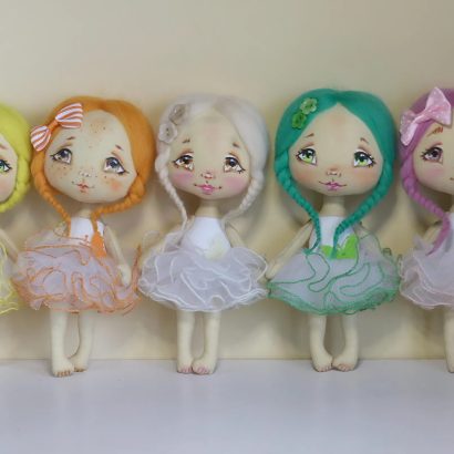 Новорічна текстильна лялька сувенірна у пишній сукні