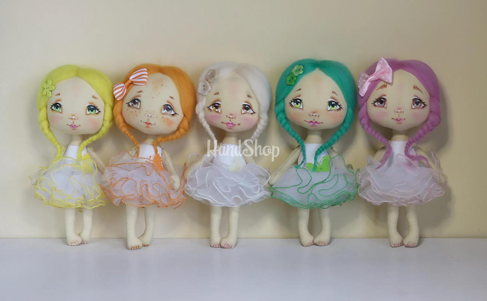 Новорічна текстильна лялька сувенірна у пишній сукні Новорічна текстильна лялька сувенірна у пишній сукні