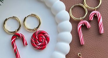 Елегантні сережки з глини у формі червоних льодяників тростинок - ідеальний новорічний аксесуар для жінок, дівчат та колег на свята Елегантні сережки з глини у формі червоних льодяників тростинок - ідеальний новорічний аксесуар для жінок, дівчат та колег на свята