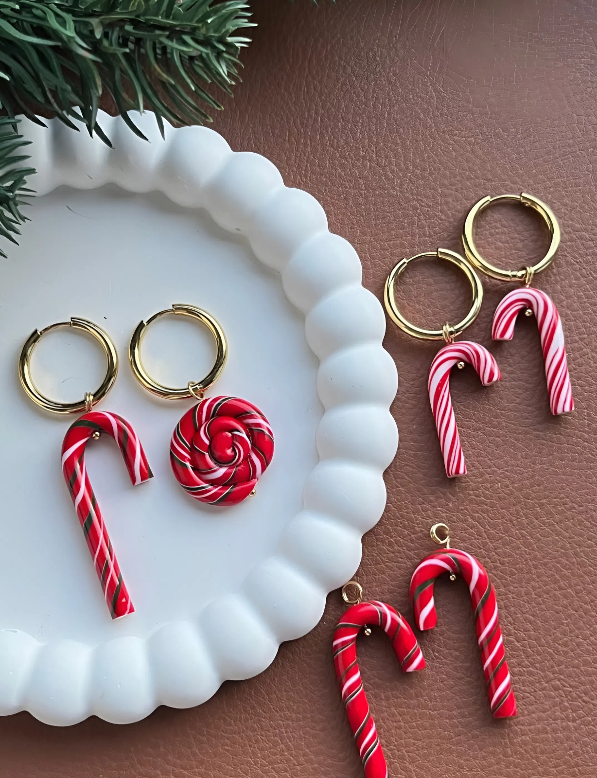 Елегантні сережки з глини у формі червоних льодяників тростинок - ідеальний новорічний аксесуар для жінок, дівчат та колег на свята