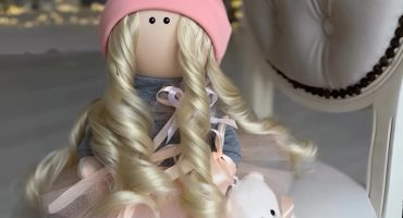 Унікальна авторська текстильна лялька з кудрявим волоссям і м’яким ведмедиком - ексклюзивний подарунок для дівчини, який стане окрасою вашого дому