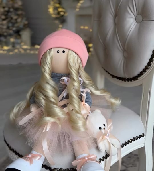 Велика інтер’єрна лялька з довгим кудрявим білявим волоссям