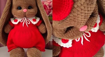 М’який новорічний зайчик ручної роботи в червоному комбінезоні: ідеальний подарунок для дітей та святкового декору