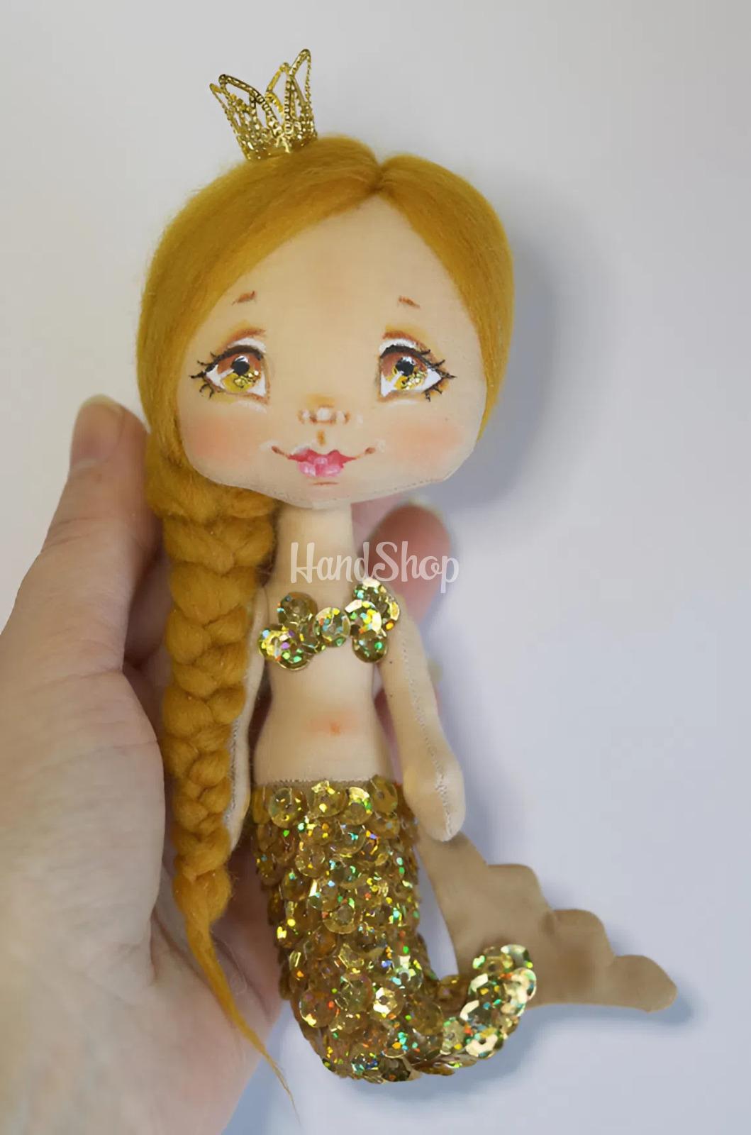 Новорічна сувенірна лялька русалочка з короною Новорічна сувенірна лялька русалочка з короною