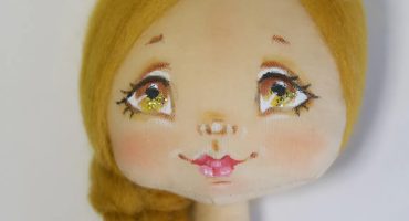 Подарунок під ялинку, який запам'ятається: новорічна дитяча лялька ручної роботи - міні-русалка з короною