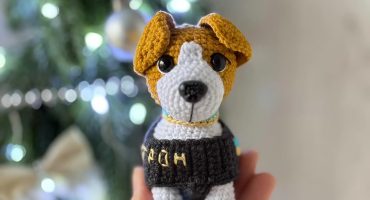 М’який символ України: Пес Патрон - авторська в’язана іграшка, яка дарує тепло та підтримку М’який символ України: Пес Патрон - авторська в’язана іграшка, яка дарує тепло та підтримку