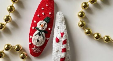 Новорічний аксесуар з душею: заколочки-клік-клак з ручною вишивкою святкових символів для принцес Новорічний аксесуар з душею: заколочки-клік-клак з ручною вишивкою святкових символів для принцес