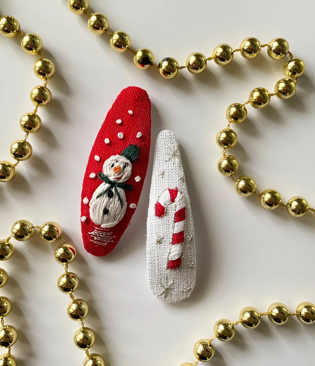 Новорічний аксесуар з душею: заколочки-клік-клак з ручною вишивкою святкових символів для принцес