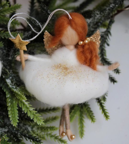 Новорічна руда лялька підвіска ангел з вовни на ниточці