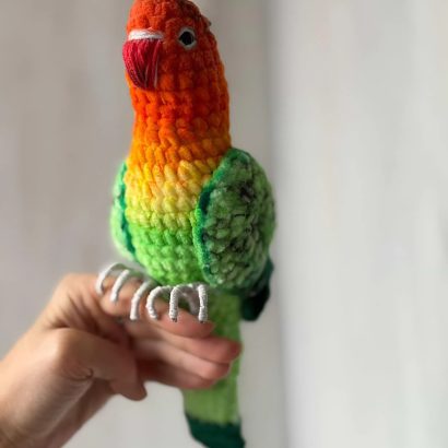 Авторська іграшка в’язаний папуга нерозлучик, 26 см