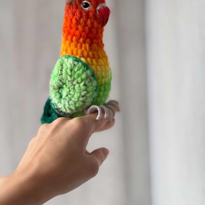 Авторська іграшка в’язаний папуга нерозлучик, 26 см