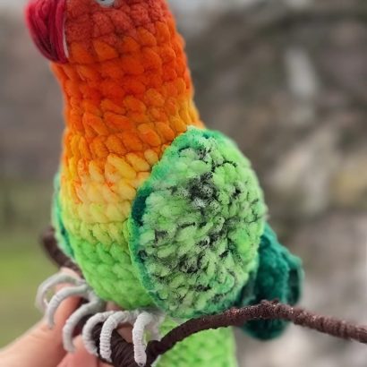 Авторська іграшка в’язаний папуга нерозлучик, 26 см