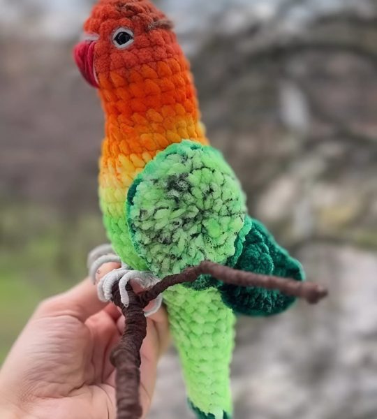 Авторська іграшка в’язаний папуга нерозлучик, 26 см