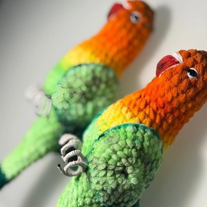 Авторська іграшка в’язаний папуга нерозлучик, 26 см