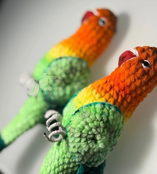 Авторська іграшка в’язаний папуга нерозлучик, 26 см
