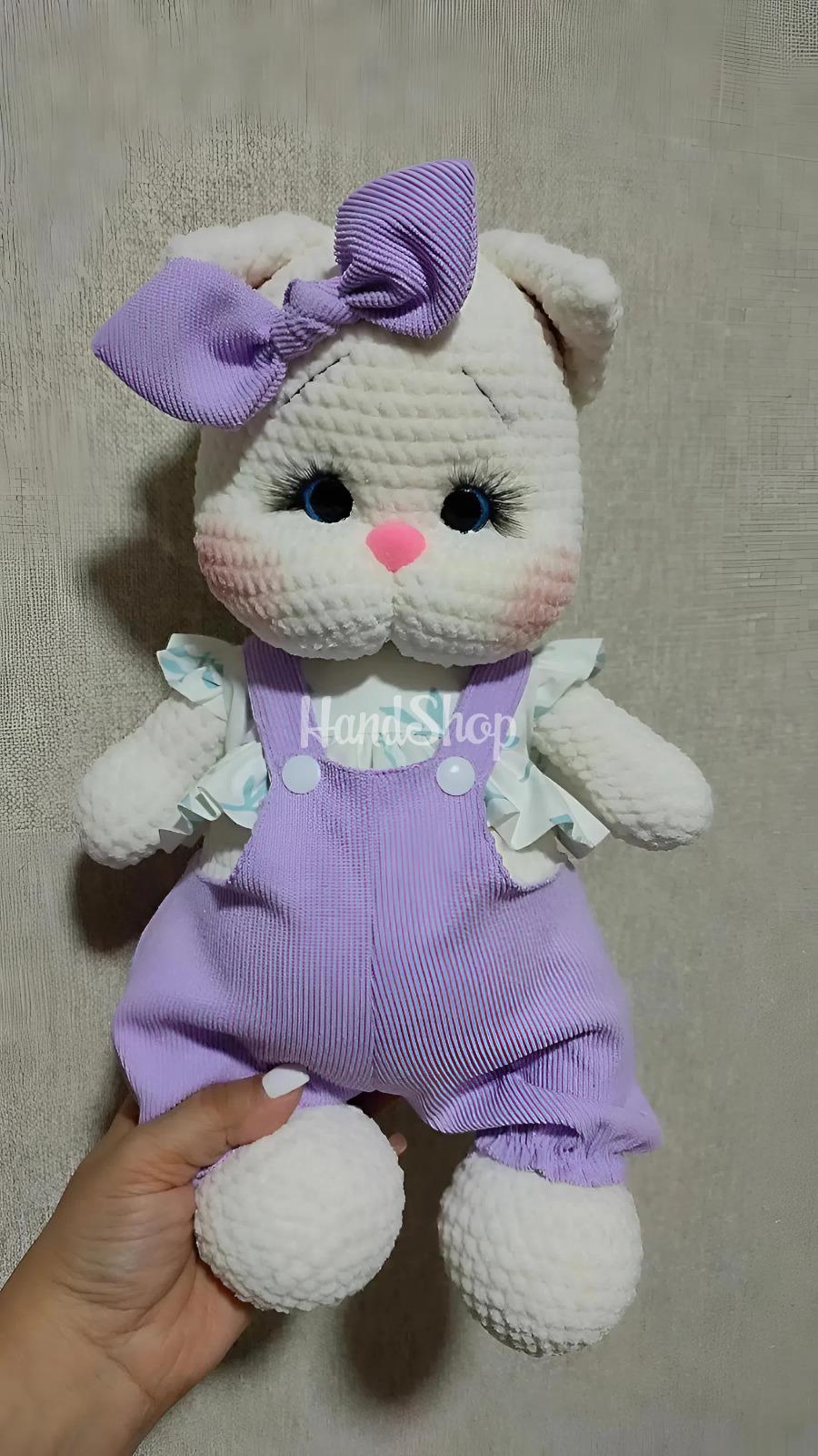 Авторська дитяча іграшка в'язаний білий котик в комбінезоні Авторська дитяча іграшка в'язаний білий котик в комбінезоні