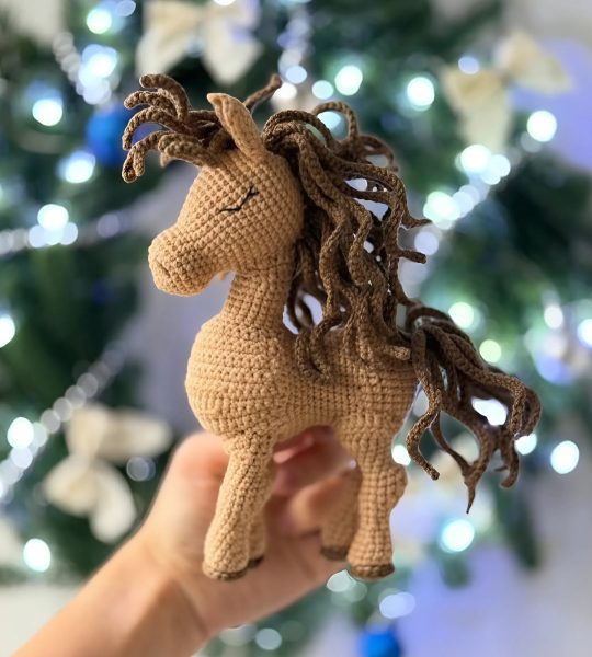 Авторська іграшка символ 2026 року в'язаний коник сувенір