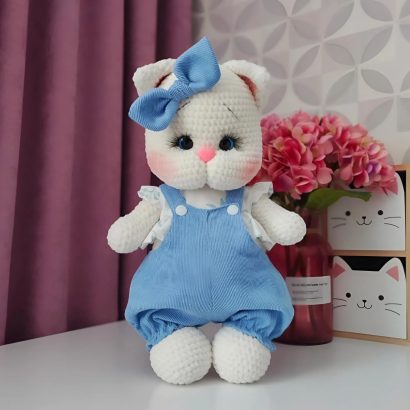 Авторська дитяча іграшка в'язаний білий котик