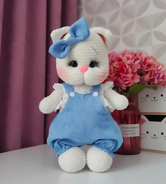 Авторська дитяча іграшка в'язаний білий котик